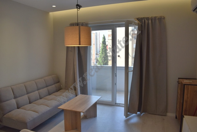 Apartament 1+1 ne shitje ne rrugen Thanos Ziko prane Shkolles Kuqe ne Tirane.
Ndodhet ne katin 3 te